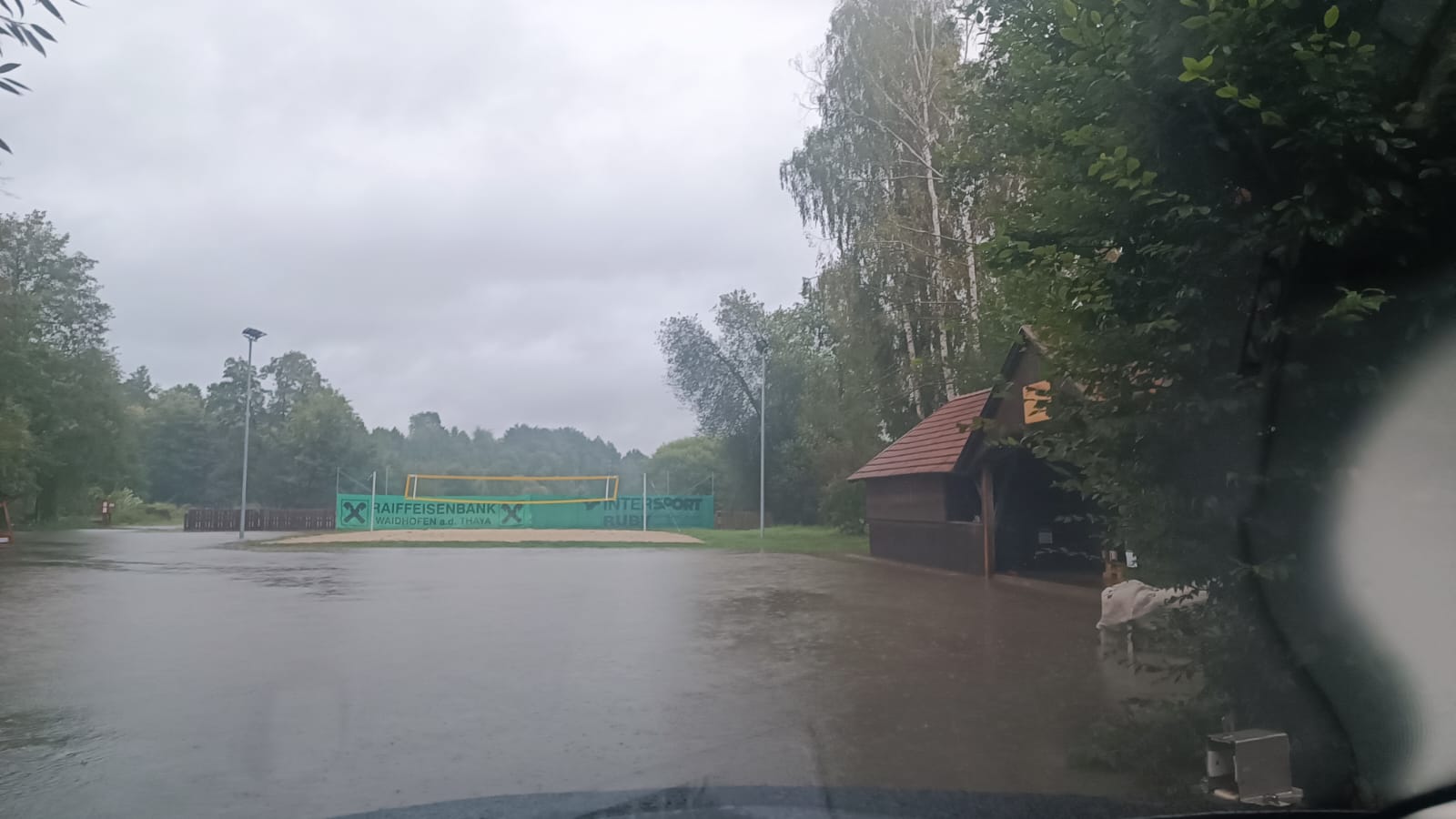 Hochwasser am Platz