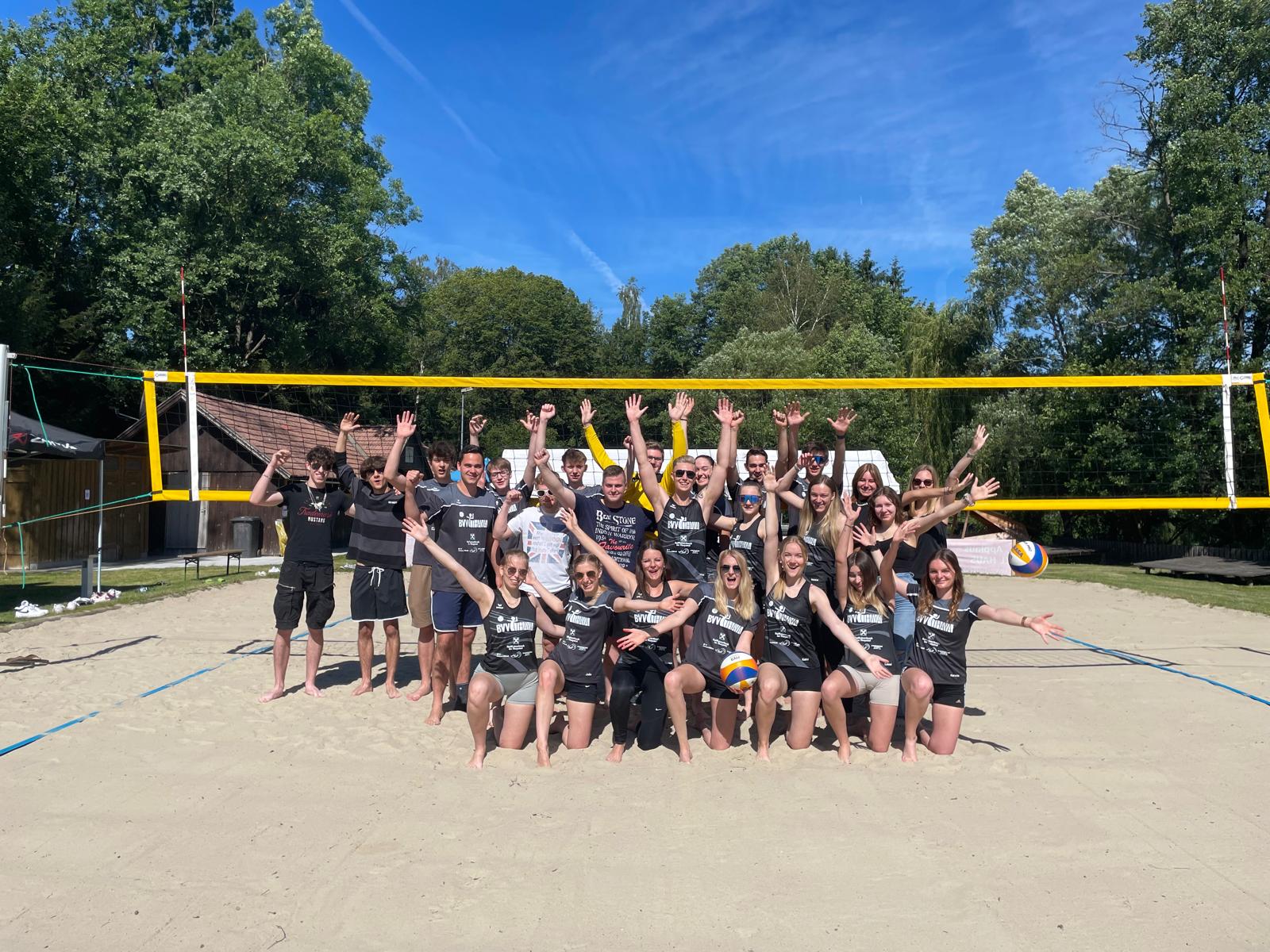 Teamfoto am Beachvolleyballplatz Thaya