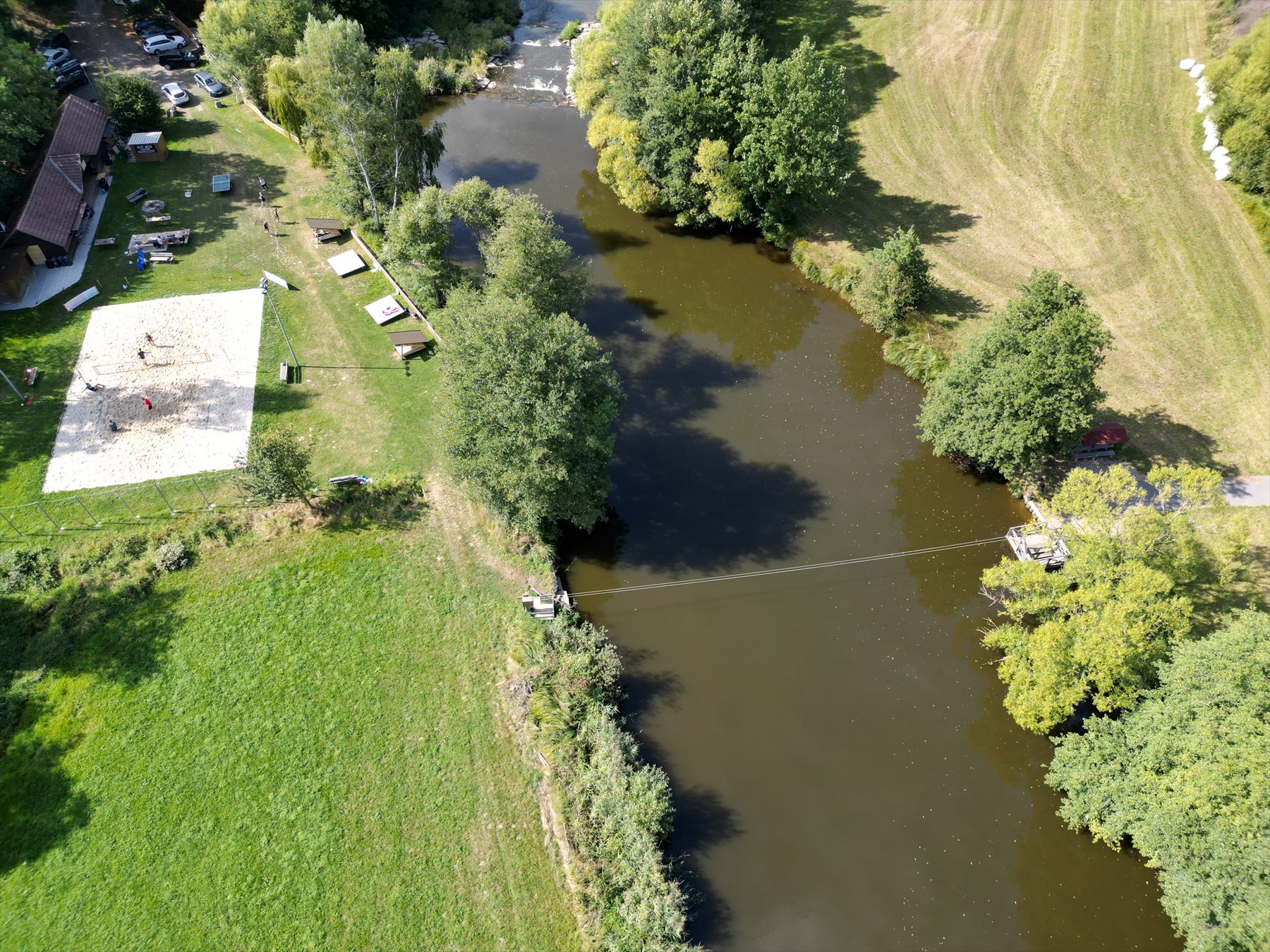 Beachvolleyballplatz und Flussbad Thaya aus der Luft